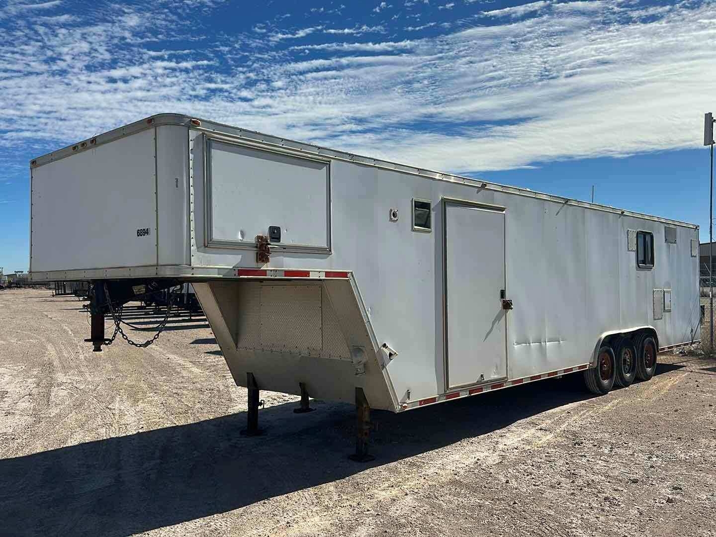 2008 MOTIV ALUMINUM TRAILER CO. 32 TRI AXLE GOOSENECK ENCLOSED TRAILER (A58214)