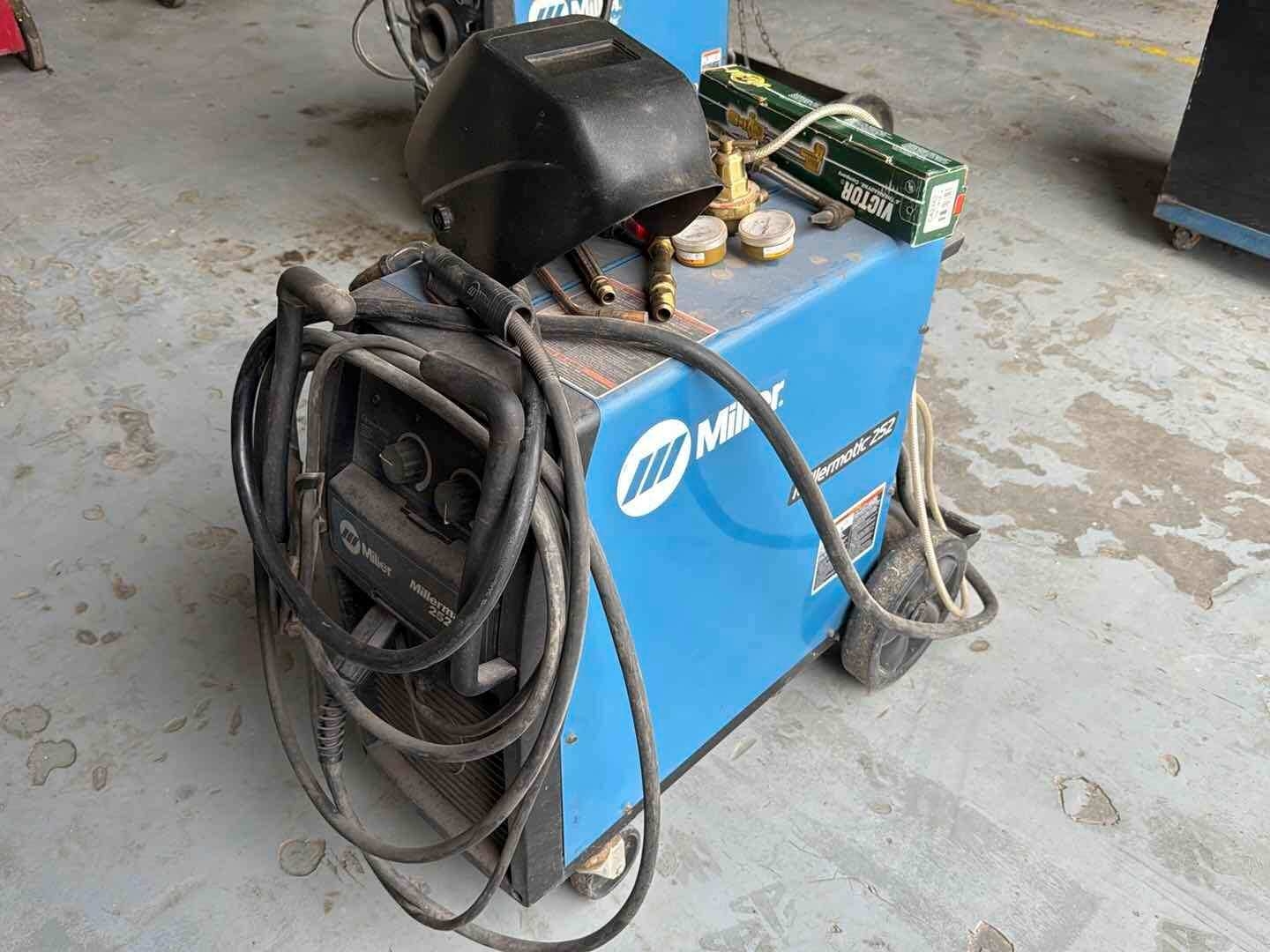 MILLERMATIC 252 W/LEADS (A55745)