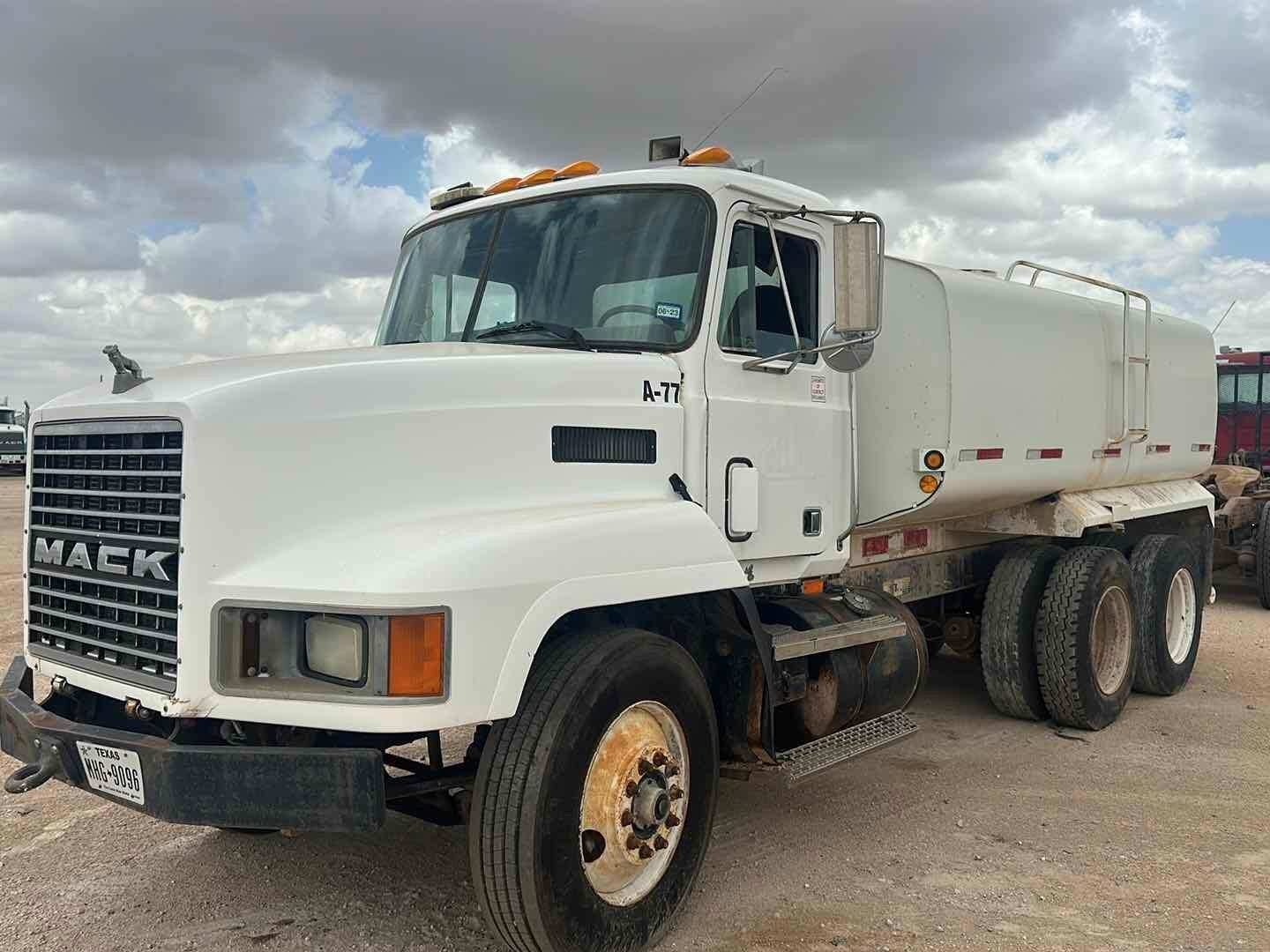 1990 MACK CH WATER TRUCK (A48992)