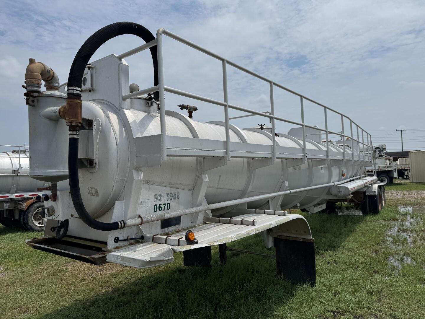 2015 DRAGON 137BBL DOUBLE CONICAL VACUUM TRAILER (A58214)