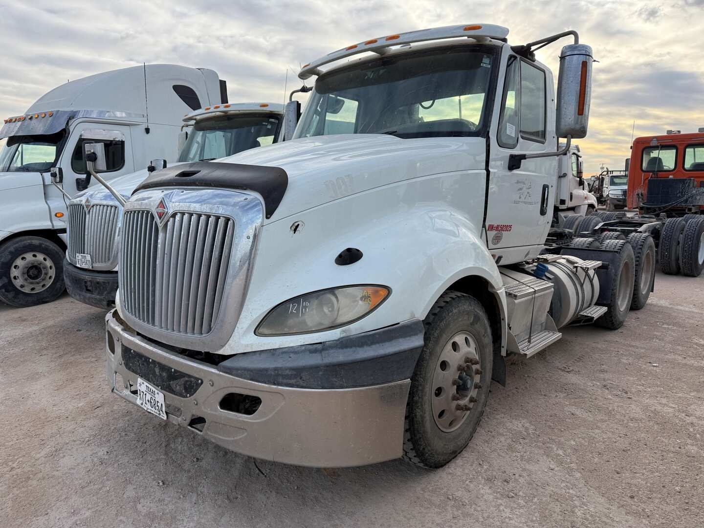 2017 INTERNATIONAL LF687 DAYCAB (A58214)