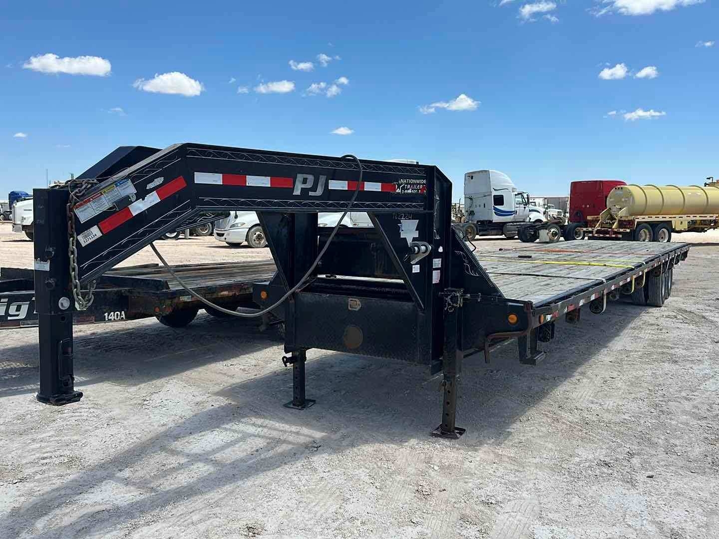 2017 PJ MFG 40 T/A GOOSENECK (A50854)