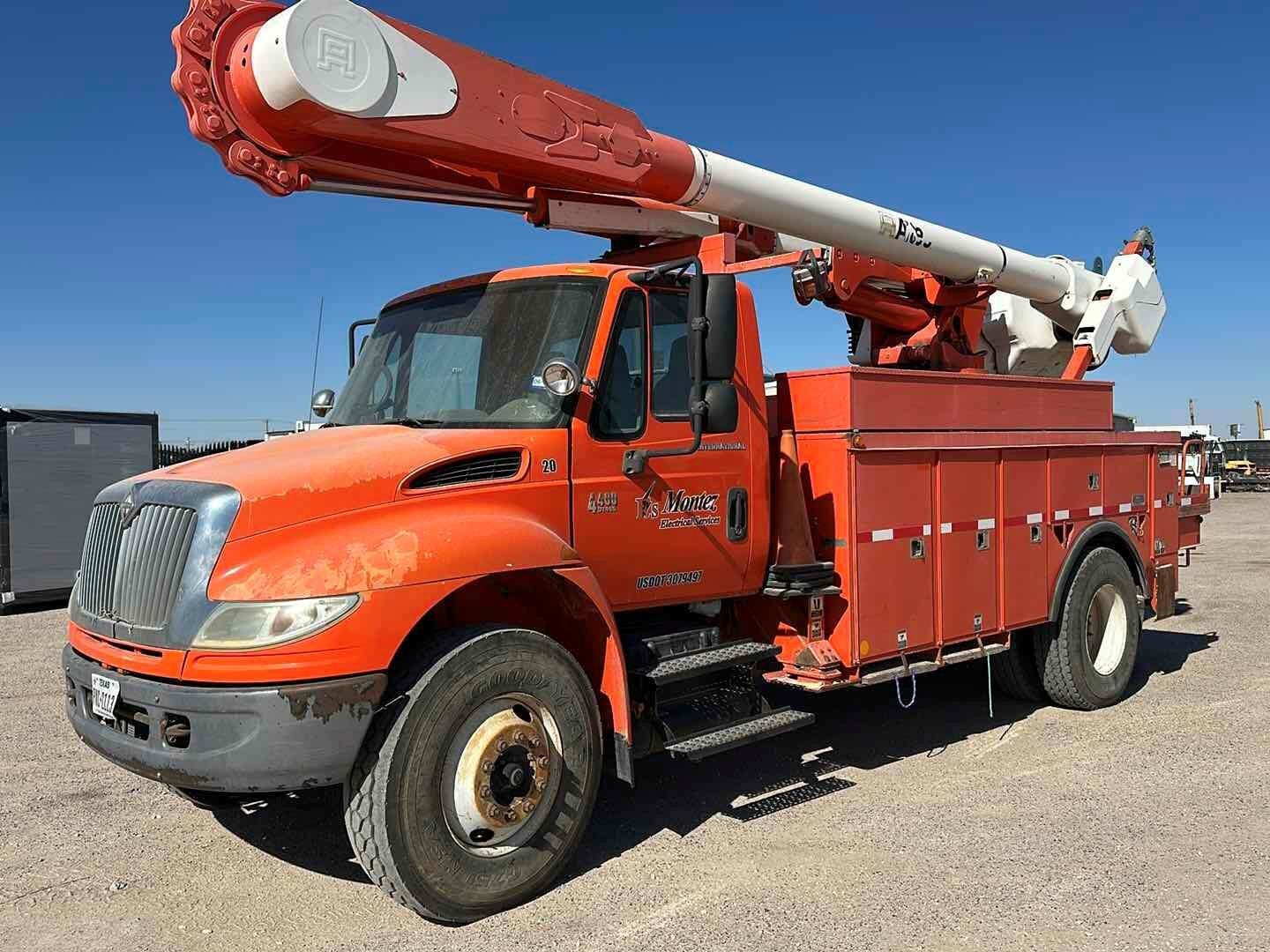 2005 INTERNATIONAL 4400 BUCKET TRUCK (A48992)
