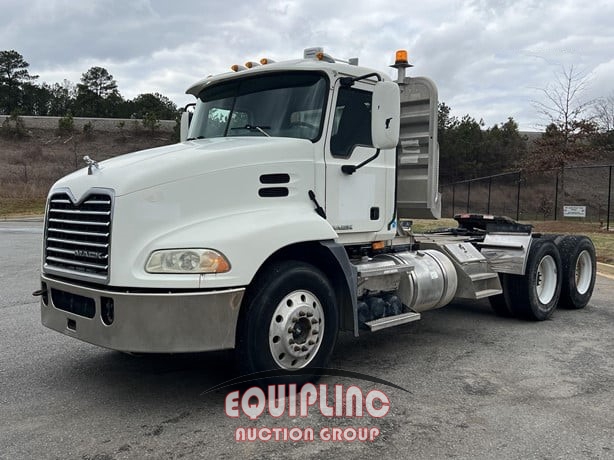 2009 MACK PINNACLE CXU613 TANDEM AXLE  DAY CAB (A45678)