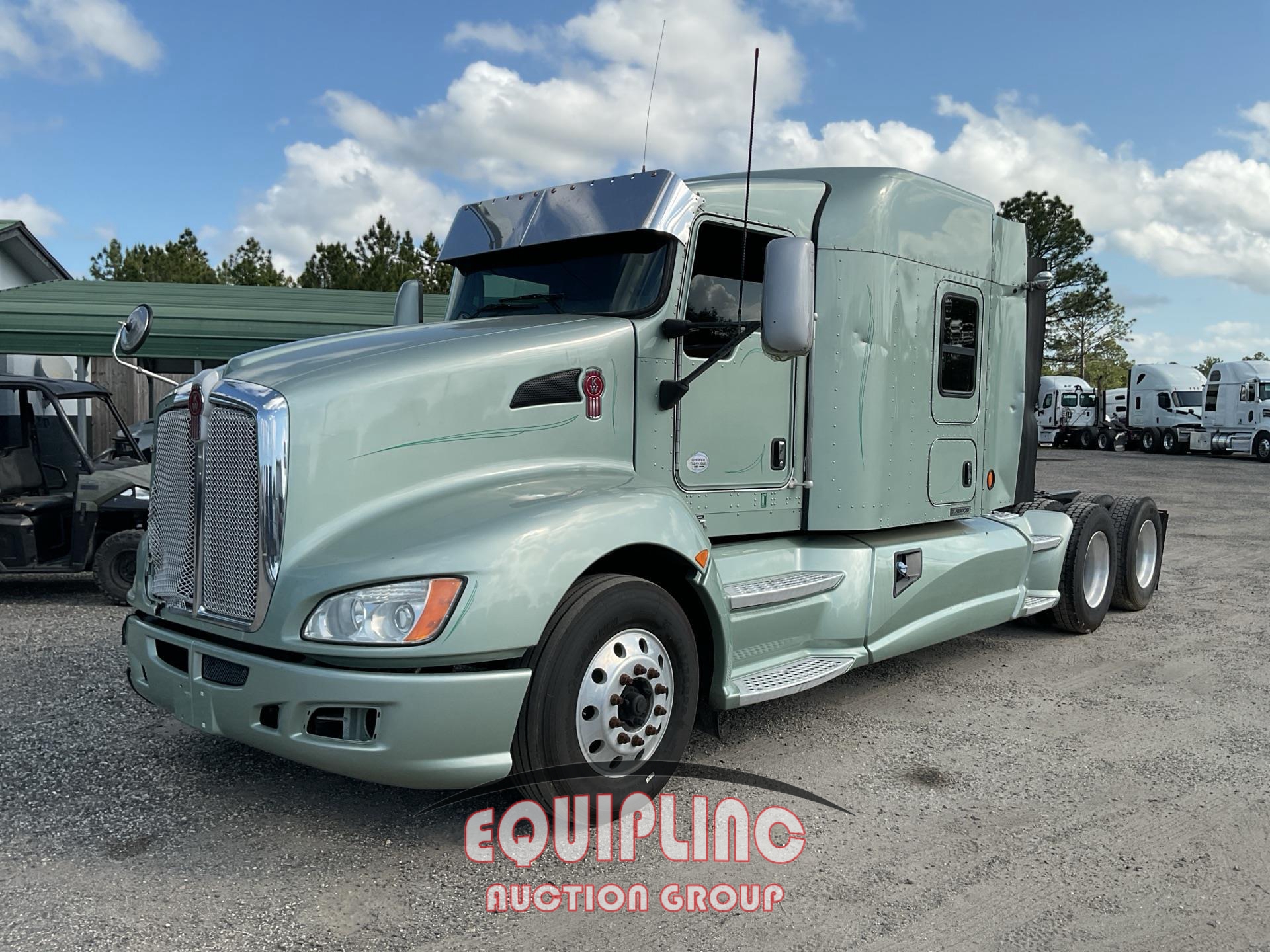 2014 KENWORTH T660 MID ROOF  TANDEM AXLE SLEEPER TRUCK (A45678)