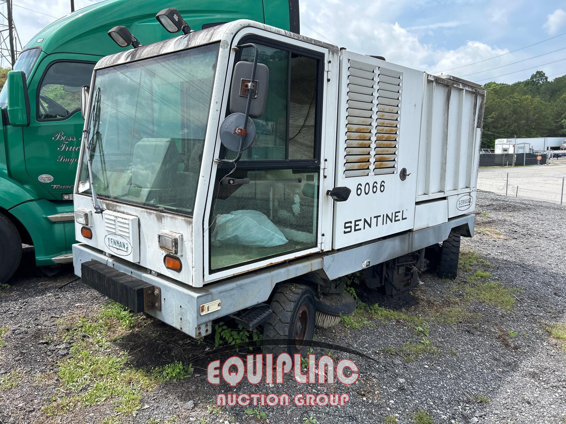 2004 TENNANT SENTINEL SWEEPER (A45679)