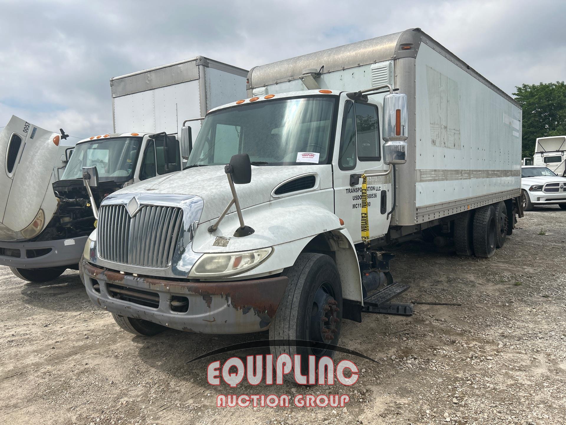 2005 INTERNATIONAL 4400 24FT BOX TRUCK WITH LIFT AXLE (A45679)