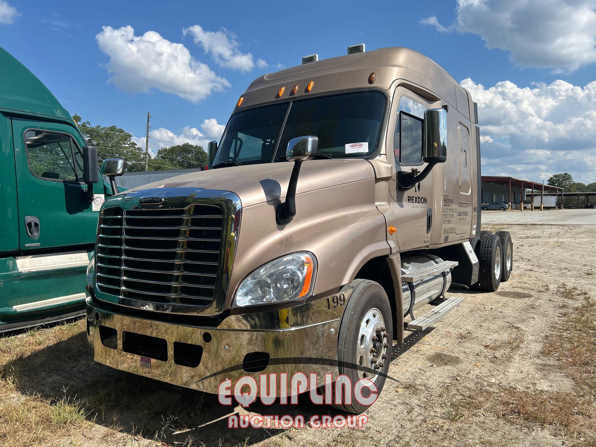2010 FREIGHTLINER CASCADIA TANDEM AXLE MID ROOF SLEEPER (A56138)