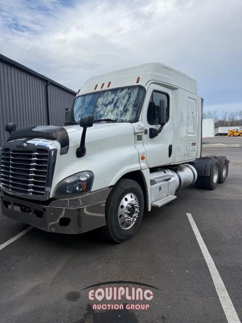 2017 FREIGHTLINER CASCADIA TANDEM MID ROOF (A59906)