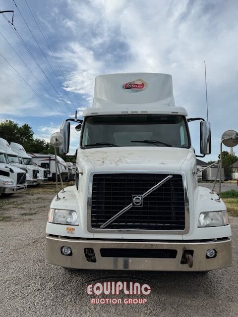 2014 VOLVO VNM DAY CAB (A51222)