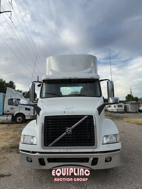 2017 VOLVO VNM DAY CAB (A50046)