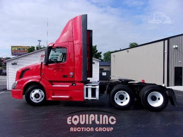 2017 VOLVO VNL64T300 TANDEM AXLE DAY CAB (A58018)