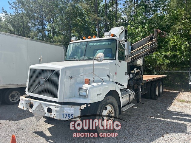 2000 VOLVO WG64 BOOM TRUCK (A45679)