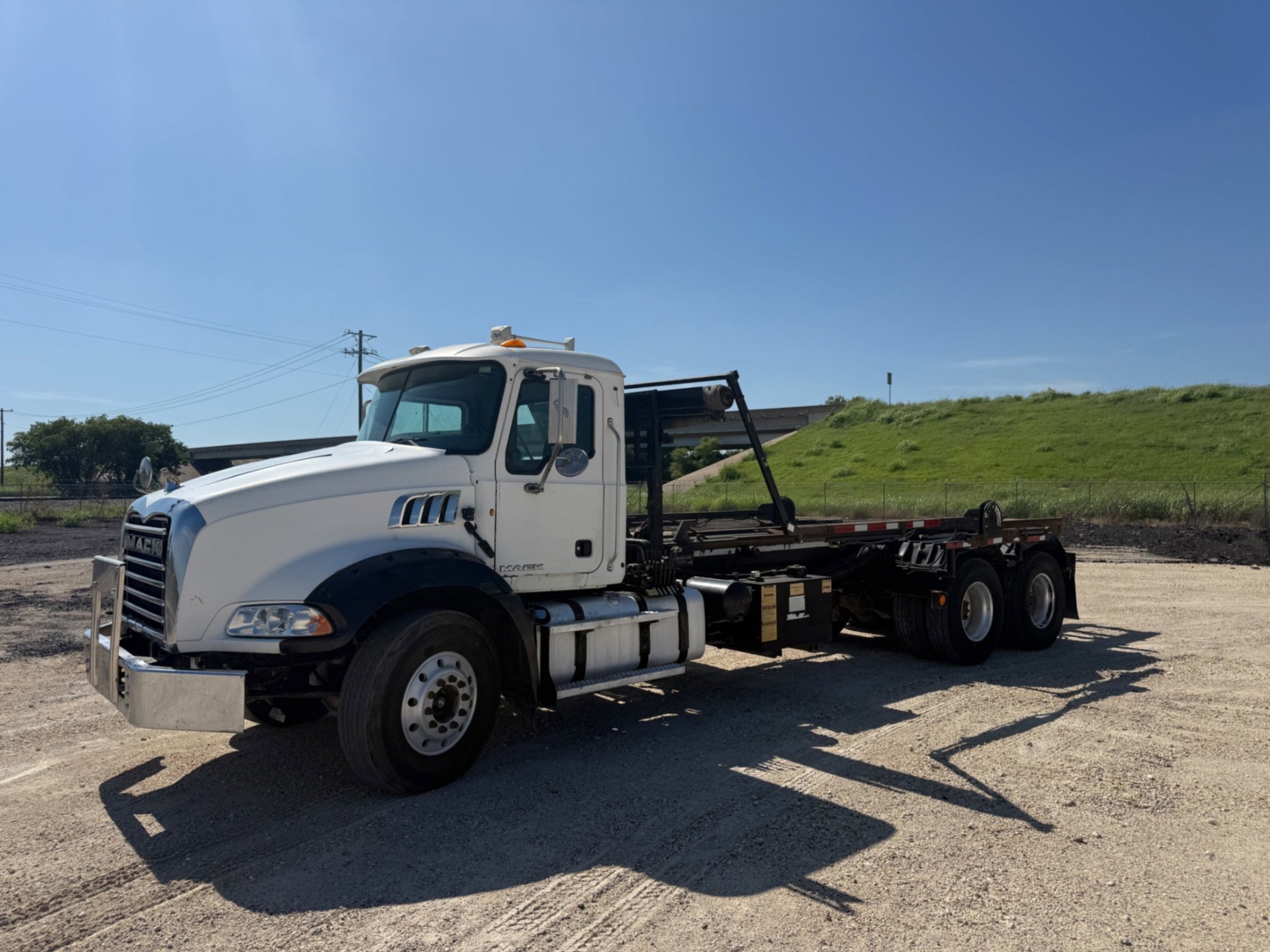 2014 MACK GU813 GRANITE ROLL OFF TRUCK (A50854)