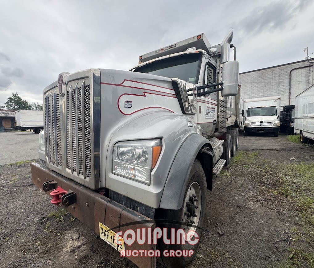 2020 KENWORTH W990 TRI AXLE DUMP TRUCK (A56129)