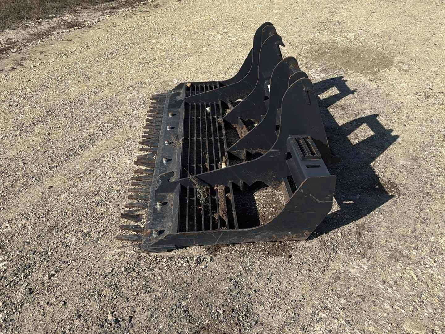 SKID STEER ATTACHMENT SIFT BUCKET (A58214)