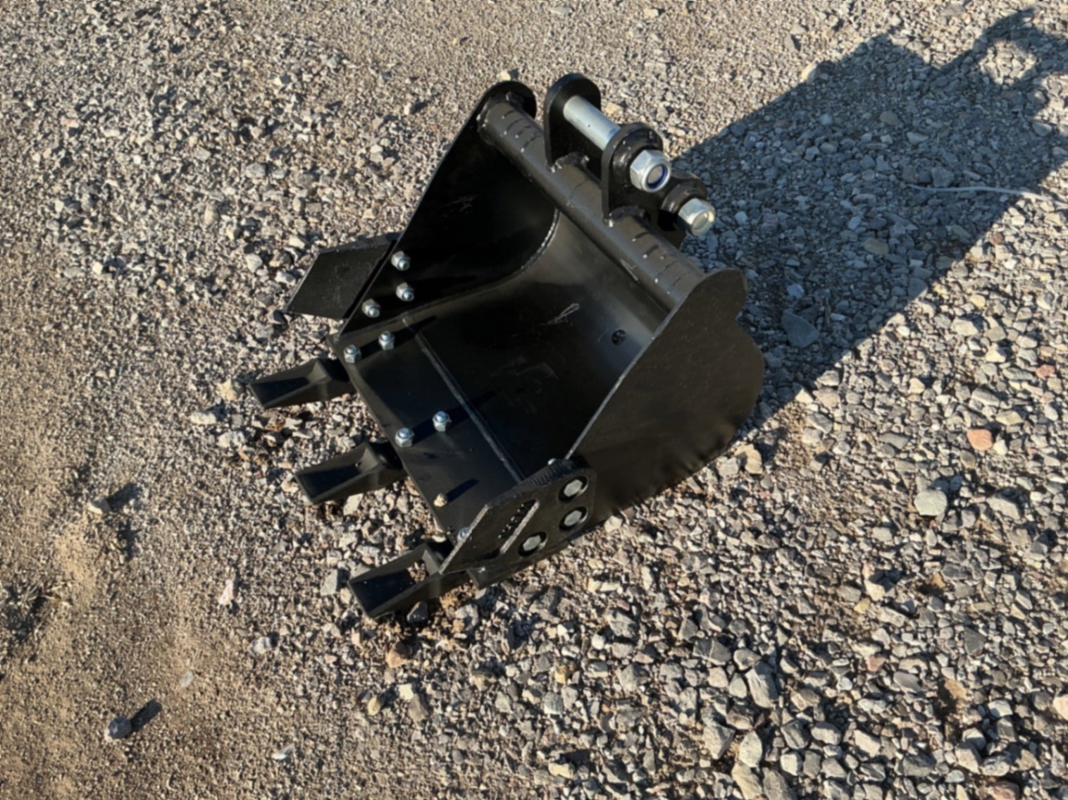 TOOTHED BUCKET ATTACHMENT FOR MINI EXCAVATOR (A58214)