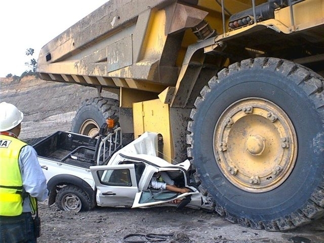 haultruck vs pickup.jpg
