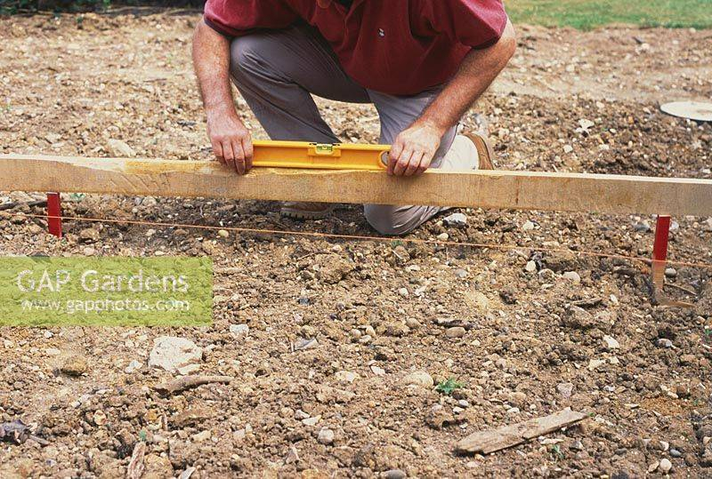 how-to-level-the-ground-for-shed-level-2x4.jpg