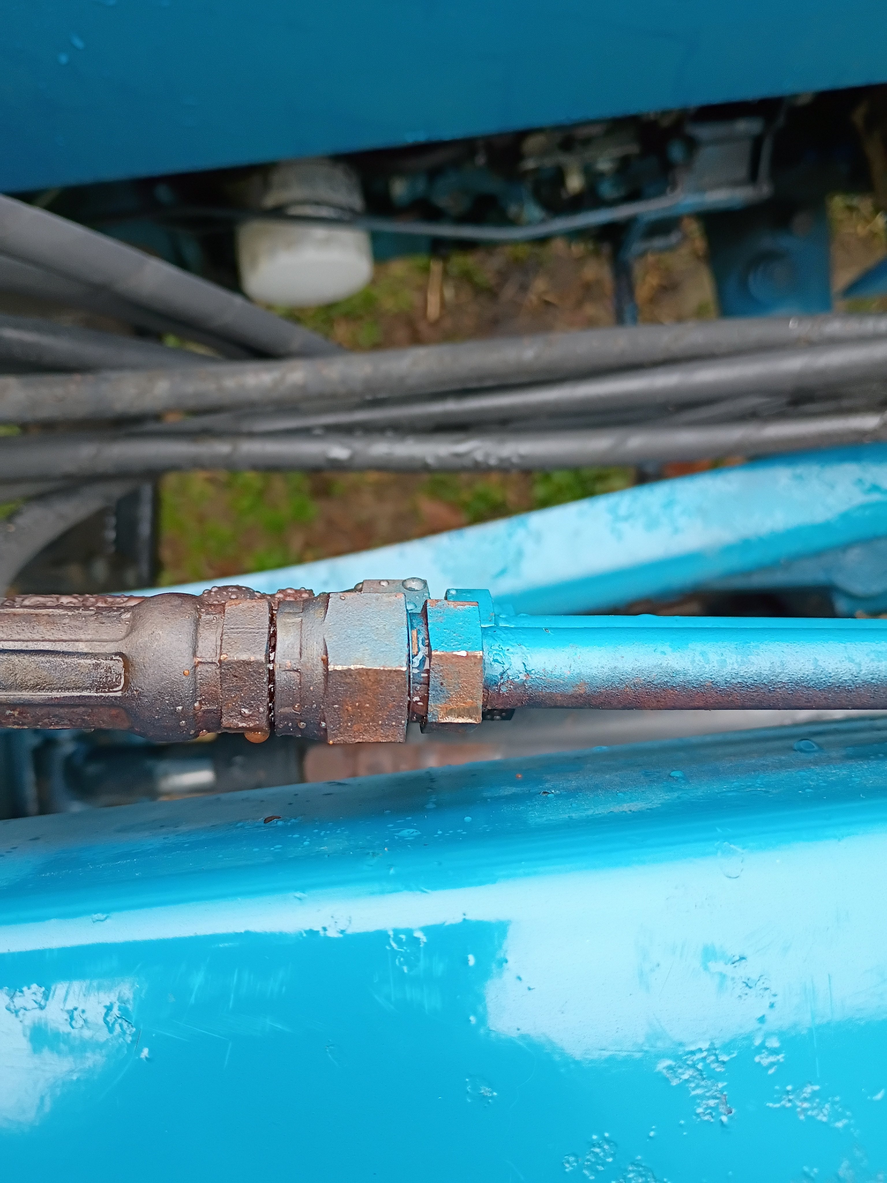 Hydraulic line to loader.jpg