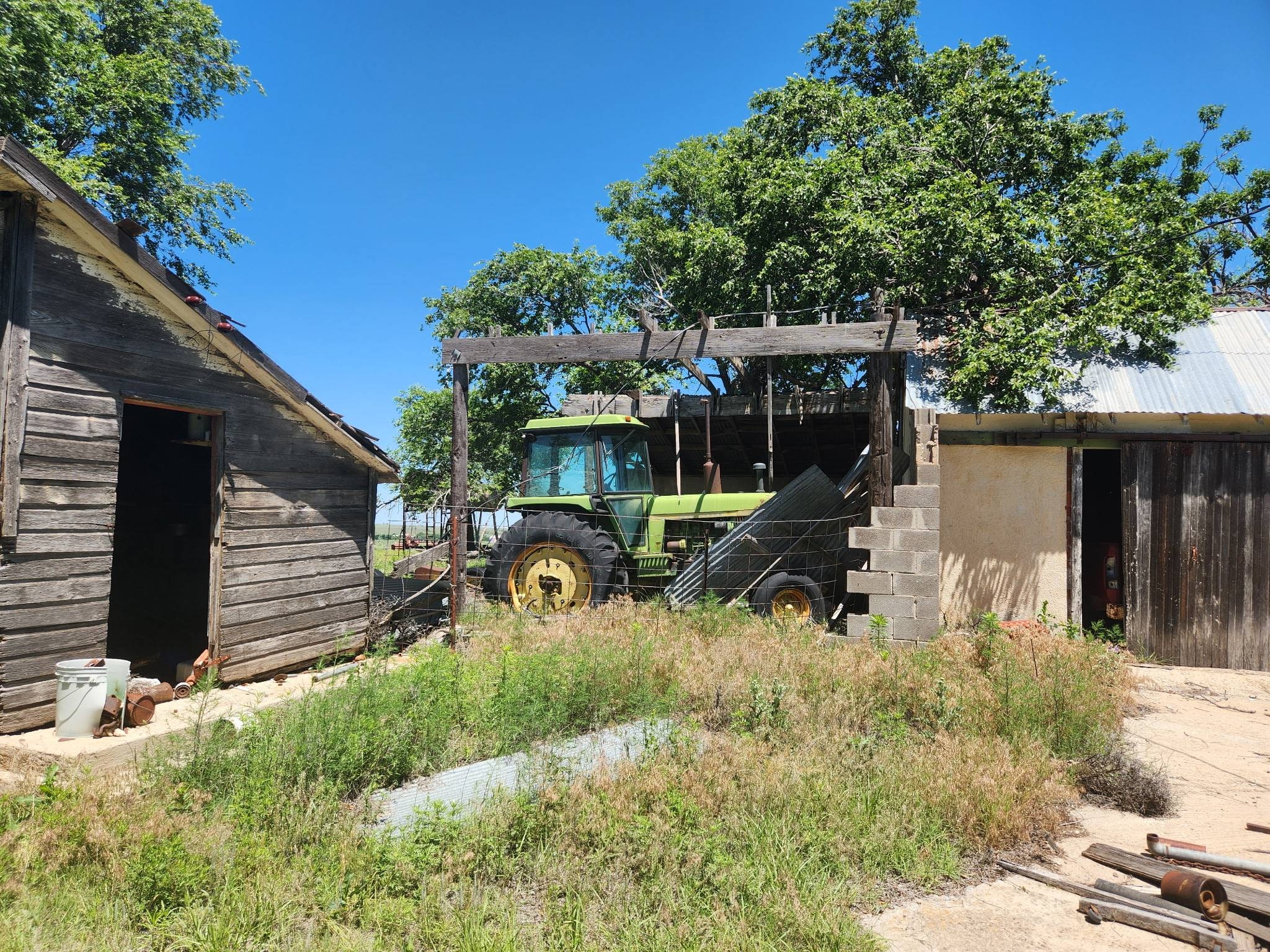 John Deere 4230 Right Side Far.jpg