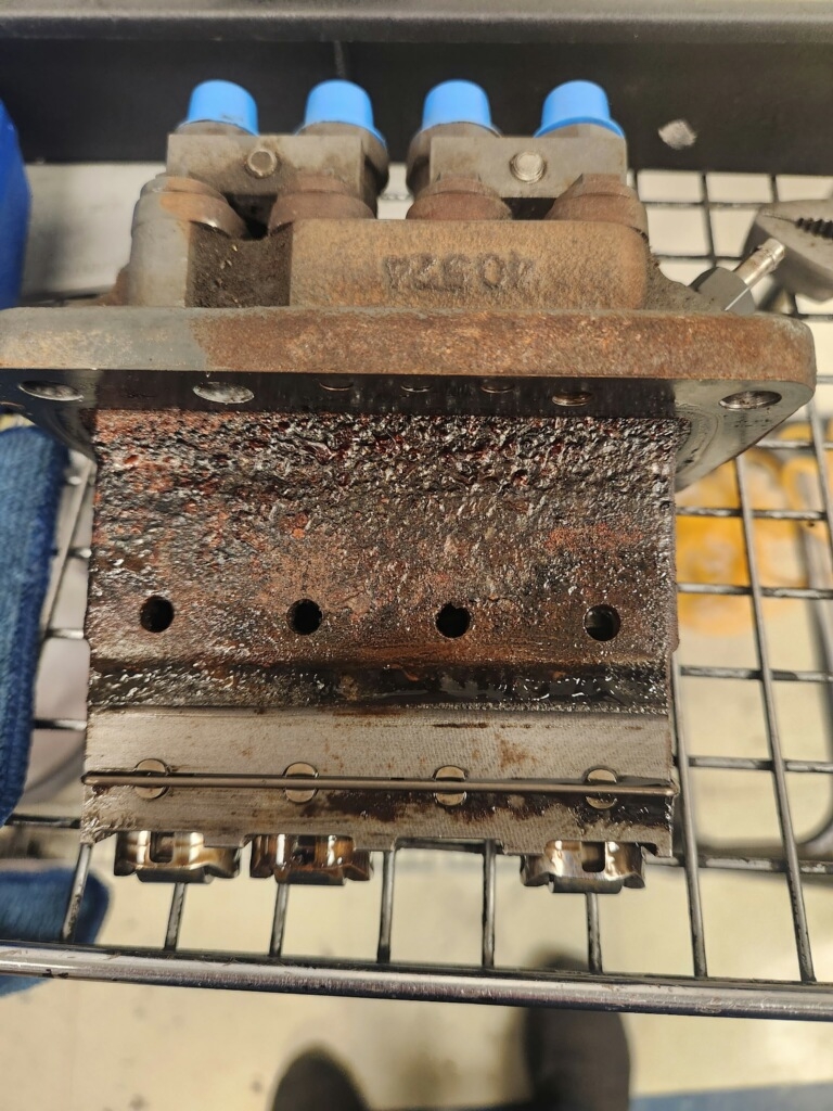 M6040 Injection pump.jpg