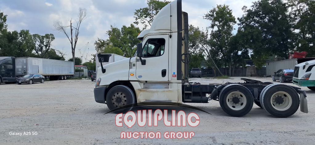 2018 FREIGHTLINER CASCADIA TANDEM AXLE DAY CAB (A56129)