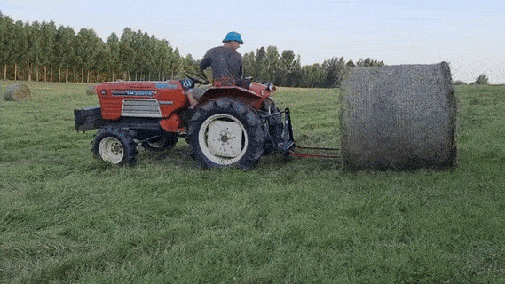 YM2020D MOVING HAY 3-POINT.gif