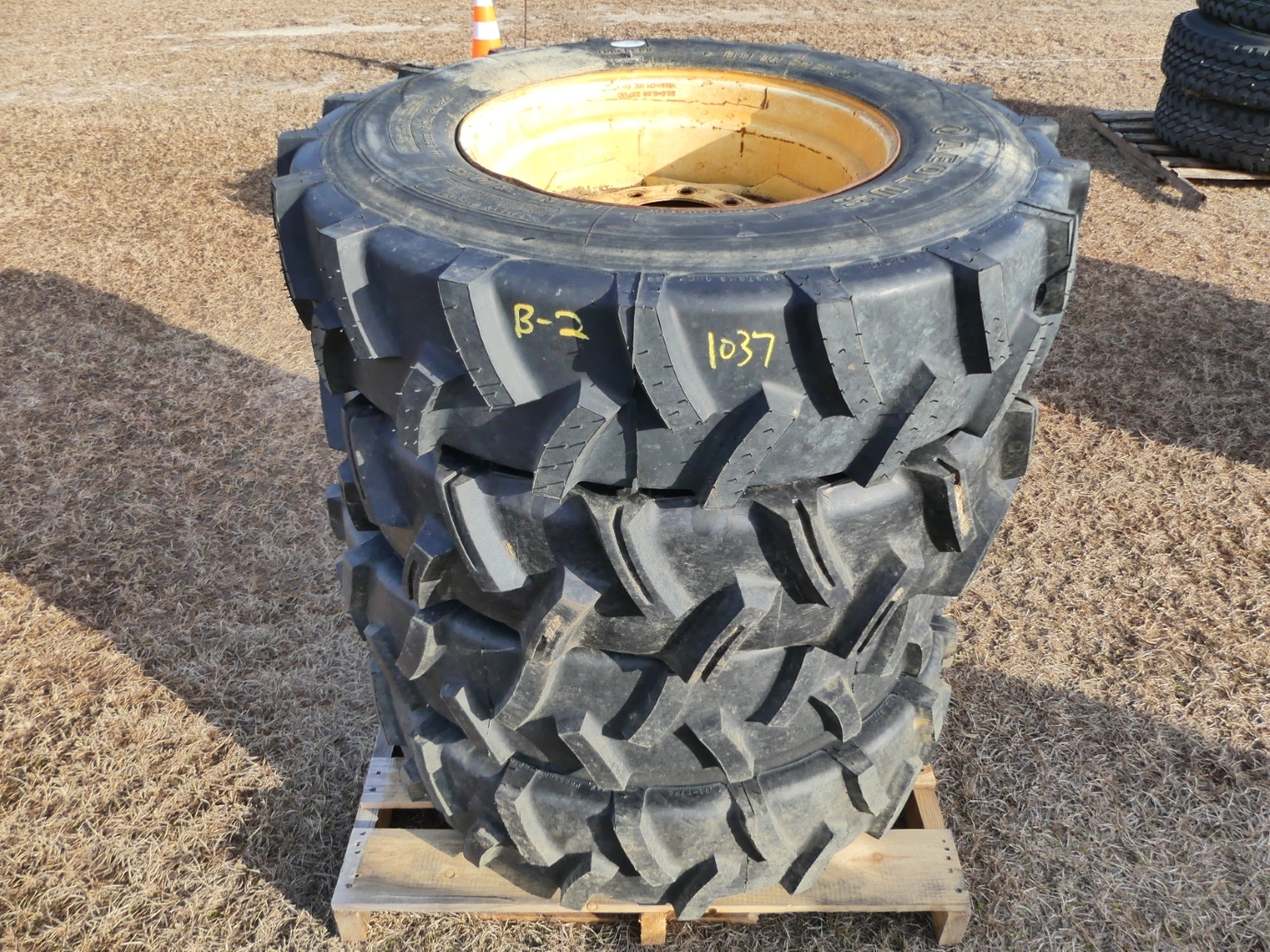 (4) 11-22.5 Pivot Tires and Wheels (A62177)