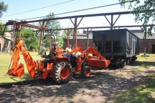 l3700 pulling a hopper car.jpg
