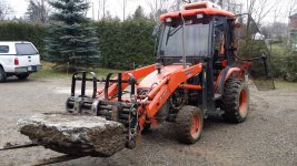 L45 lifting first rock with new cylinders 141130.jpg