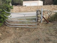 1 BarriÃ¨re dÃ©foncÃ©e avec sa chaine de protection.jpg